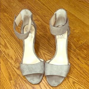 Vince camuto tan/gray small heels